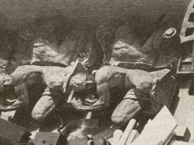 Delle sculture ci si dimentic� cos� per un po� di anni. Fino a quando nel 1988 Franco Neglia, dell�associazione �Murattiano�, percorrendo il ponte adiacente alla vasta fabbrica, not� le statue �stese� a terra tra materiale di vario genere...(foto di Damiano Ventrelli)